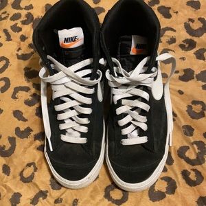 NIKE DUNKS - SIZE 7; fits women’s 8-8.5